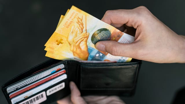 Portemonnaie mit 3 Zehnernoten. Portemonnaie mit 3 Zehnernoten.