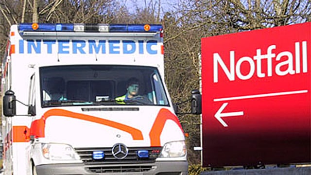 Rettungswagen der Intermedic vor der Notfalleinfahrt eines Spitals Rettungswagen der Intermedic vor der Notfalleinfahrt eines Spitals