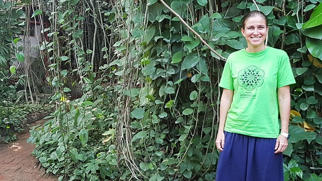 Eine Frau steht vor einer Hecke. Eine Frau steht vor einer Hecke.