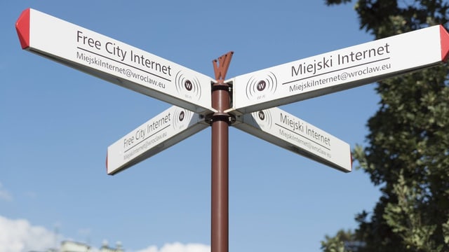 Ein Wegweiser zeigt zum Gratis-WLAN-Netz im polnischen Breslau. Ein Wegweiser zeigt zum Gratis-WLAN-Netz im polnischen Breslau.