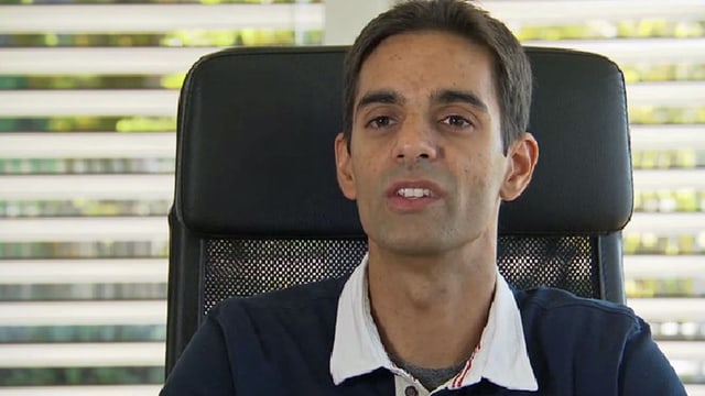 Mann sitzt in einem Bürostuhl und gibt ein Interview. Mann sitzt in einem Bürostuhl und gibt ein Interview.