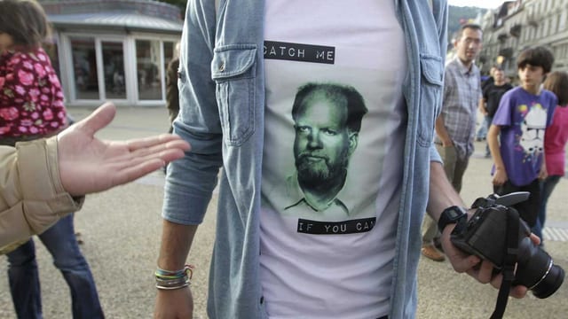 T-Shirt mit Porträt Kneubühls und der Aufschrift «Catch me if you can». T-Shirt mit Porträt Kneubühls und der Aufschrift «Catch me if you can».