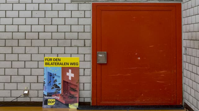 Ein BDP-Plakat neben einem Eingang. Ein BDP-Plakat neben einem Eingang.