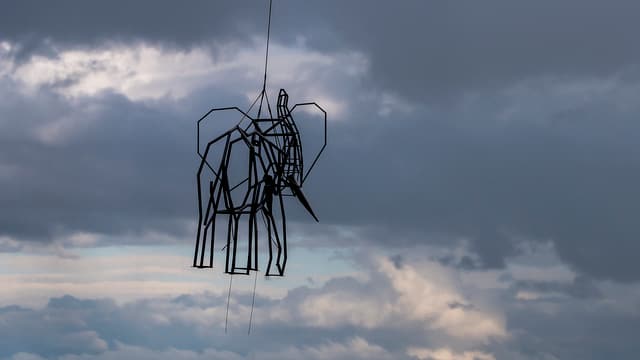 Elefanten-Skulptur in Luft Elefanten-Skulptur in Luft