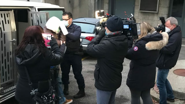 Mann steigt aus Gefangenentransporter, mit T-Shirt über dem Kopf, diverse Journalisten filmen und fotografieren. Mann steigt aus Gefangenentransporter, mit T-Shirt über dem Kopf, diverse Journalisten filmen und fotografieren.