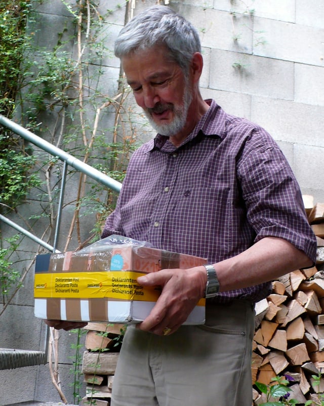 Bernhard Cloetta heute mit dem Paket seiner Stasi-Akten. Bernhard Cloetta heute mit dem Paket seiner Stasi-Akten.