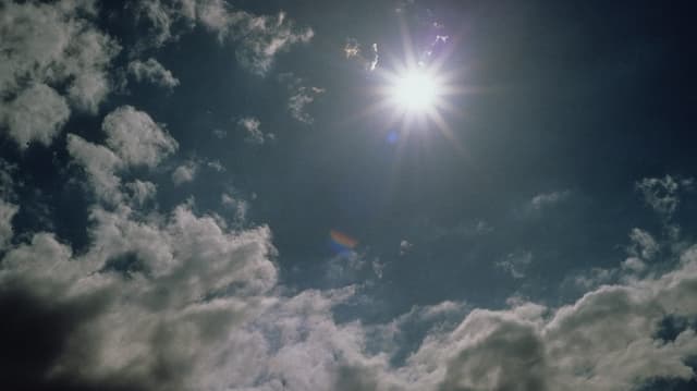 Sonne am Himmel mit wenigen Wolken Sonne am Himmel mit wenigen Wolken