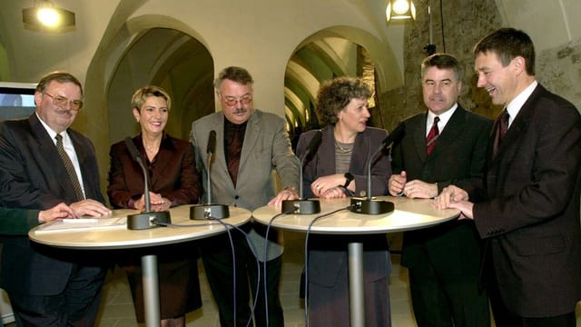 Die St. Galler Regierung nach der Wahl 2000 am Stehtisch. Die St. Galler Regierung nach der Wahl 2000 am Stehtisch.
