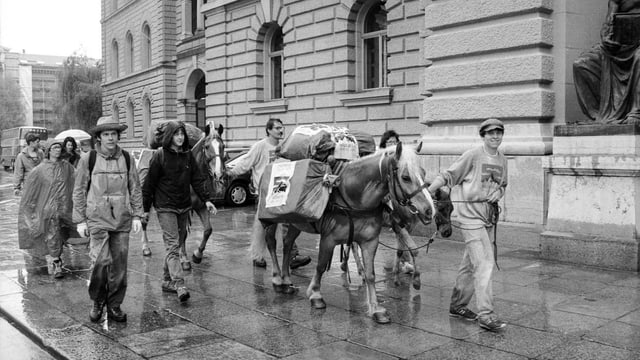 La colonna da sauma arriva. Els han transportà las sur 100'000 suttascripziuns dal Vallais a Berna. La colonna da sauma arriva. Els han transportà las sur 100'000 suttascripziuns dal Vallais a Berna.