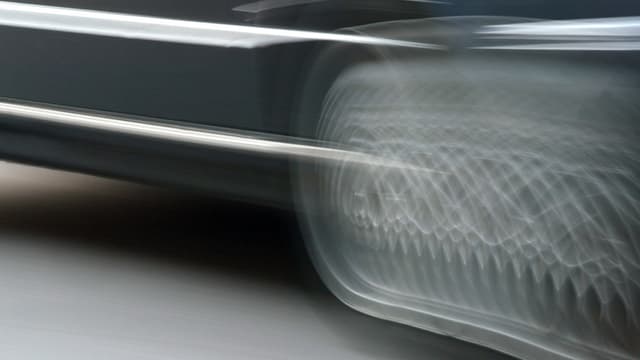 Auto, Rad dreht durch. Auto, Rad dreht durch.