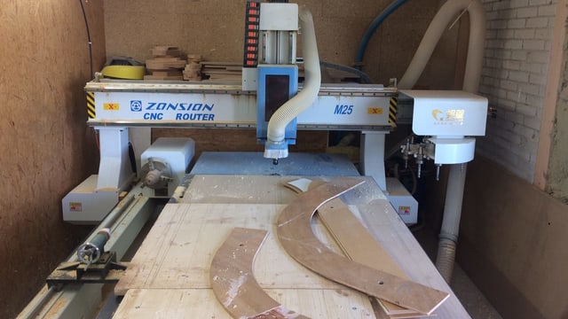 Eine neue vollautomatische Fräsmaschine Eine neue vollautomatische Fräsmaschine