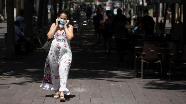 Frau mit Maske lauft durch die Strassen. Frau mit Maske lauft durch die Strassen.