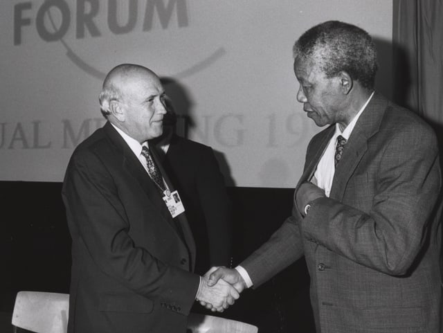 Der erst zwei Jahre zuvor freigelassene Nelson Mandela und der damalige südafrikanische Staatspräsident Willem de Klerk reichen sich beim WEF 1992 die Hand.