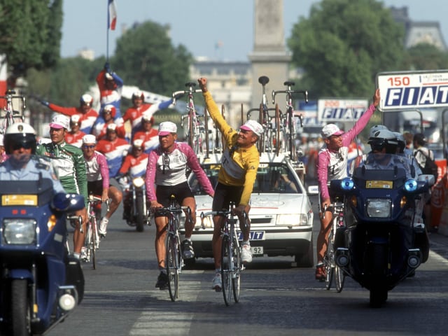 Bjarne Riis und seine Telekom-Teamkollegen lassen sich 1996 bei der Ankunft in Paris feiern. Bjarne Riis und seine Telekom-Teamkollegen lassen sich 1996 bei der Ankunft in Paris feiern.
