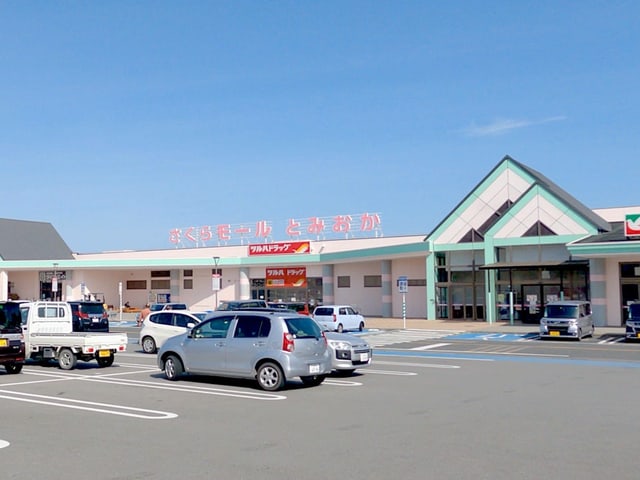 Neuer Supermarkt mit Parkplatz