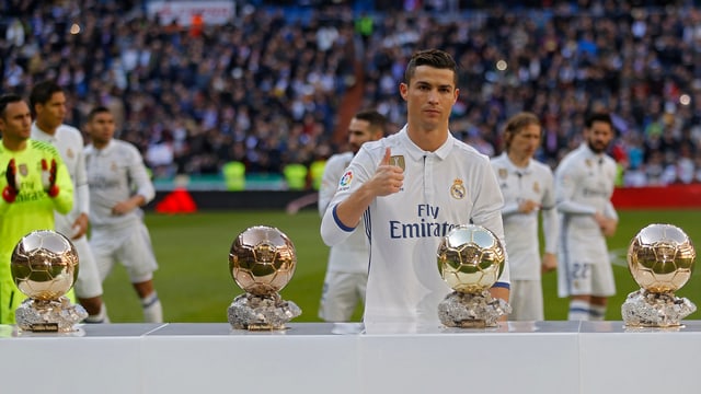 Cristiano Ronaldo präsentiert am Samstag seine 4 Ballon d'Or-Trophäen Cristiano Ronaldo präsentiert am Samstag seine 4 Ballon d'Or-Trophäen