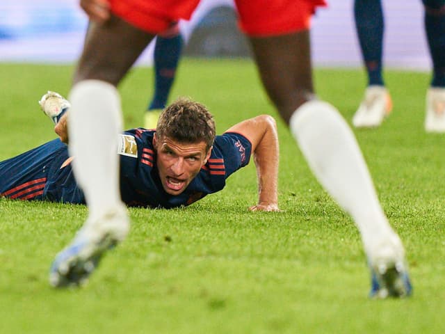 Thomas Müller blickt dem Ball nach.