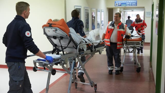 Mitarbeiter des Rettungsdienstes evakuieren Patienten aus einem Spital in Koblenz. Mitarbeiter des Rettungsdienstes evakuieren Patienten aus einem Spital in Koblenz.