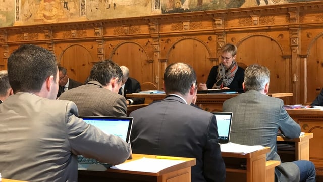 Im Grossratssaal in Appenzell arbeiten einige Grossräte mit elektronischen Geräten wie Laptop oder iPad. Im Grossratssaal in Appenzell arbeiten einige Grossräte mit elektronischen Geräten wie Laptop oder iPad.