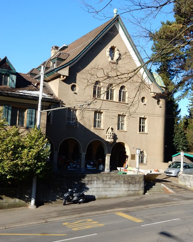 Das ehemalige Pfarr- und Kirchgemeindehaus Neumünster im Zürcher Seefeld. Das ehemalige Pfarr- und Kirchgemeindehaus Neumünster im Zürcher Seefeld.