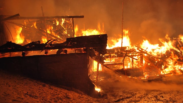 Ein lichterloh brennendes Haus.