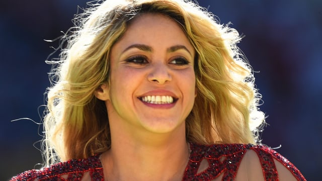 Shakira mit breitem Lachen. Shakira mit breitem Lachen.