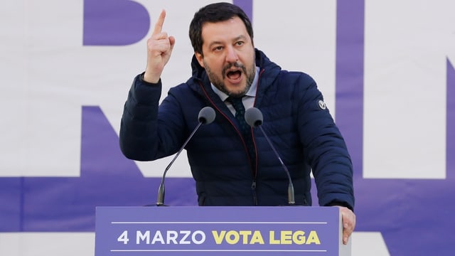 Salvini am Rednerpult. Salvini am Rednerpult.