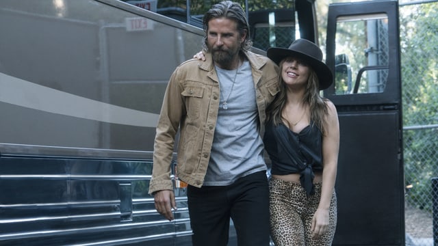 Bradley Cooper mit Lady Gaga. Sie stützen sich gegenseitig. Bradley Cooper mit Lady Gaga. Sie stützen sich gegenseitig.
