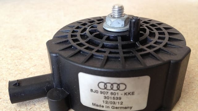 Ein Soundaktor, ein etwa Hockeypuck grosser Lautsprecher. Ein Soundaktor, ein etwa Hockeypuck grosser Lautsprecher.