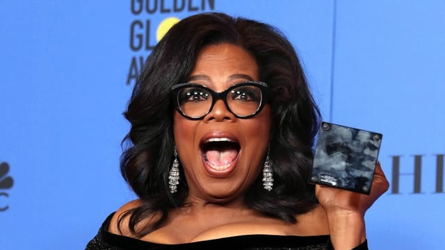 Winfrey vor einem Mikrofon auf einer Bühne Winfrey vor einem Mikrofon auf einer Bühne