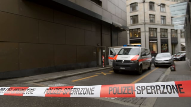 Absperrband und Polizeiauto beim C&A in Zürich nach dem Überfall Absperrband und Polizeiauto beim C&A in Zürich nach dem Überfall