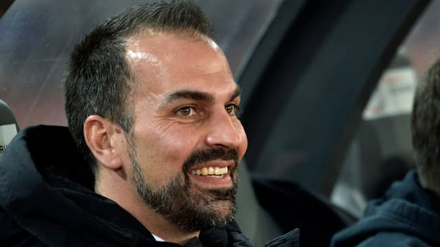 Markus Babbel hat ein Lächeln auf seinem Gesicht. Markus Babbel hat ein Lächeln auf seinem Gesicht.