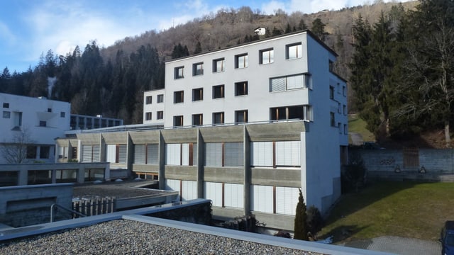 Fotografia d'ordado da la part dretga dal cumplex claustral, nua che la Chasa da sentupada sa chatta. Fotografia d'ordado da la part dretga dal cumplex claustral, nua che la Chasa da sentupada sa chatta.