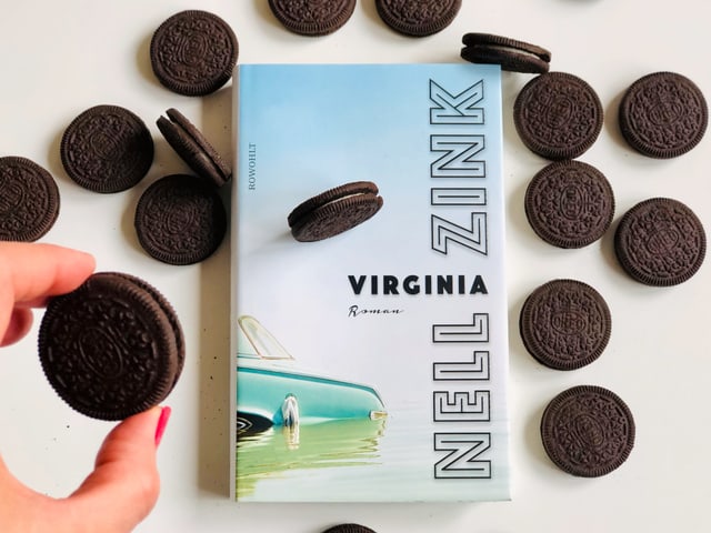 Annette König hält einen Oreo in der Hand. Dahinter sieht man Nell Zinks neuen Roman «Virginia» Annette König hält einen Oreo in der Hand. Dahinter sieht man Nell Zinks neuen Roman «Virginia»