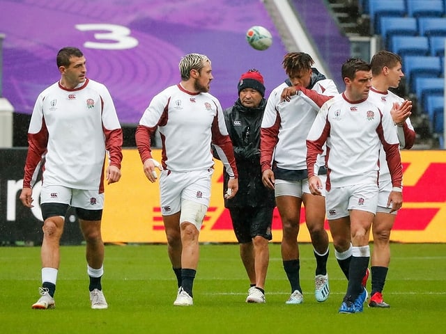 Trainer Eddie Jones und seine Spieler. Trainer Eddie Jones und seine Spieler.
