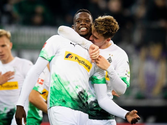 Denis Zakaria und Nico Elvedi bejubeln gemeinsam einen Treffer.