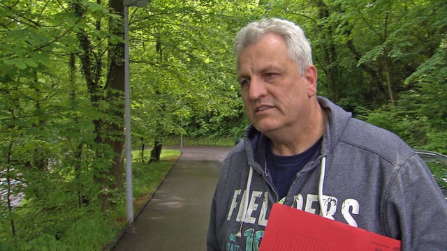 Mann auf einer Landstrasse. Mann auf einer Landstrasse.