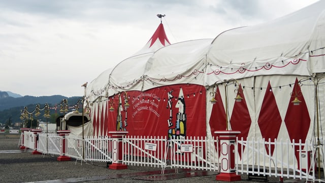 Weisses Zirkuszelt des Cirkus Knie mit roten Mustern darauf. Weisses Zirkuszelt des Cirkus Knie mit roten Mustern darauf.