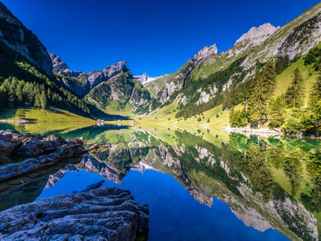 Im See spiegelt sich das Bergpanorama.