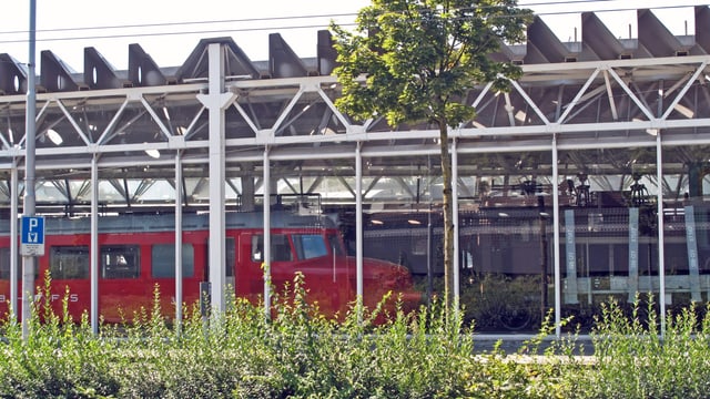 Die Schienenhalle des Verkehrshauses von aussen betrachtet. Die Schienenhalle des Verkehrshauses von aussen betrachtet.