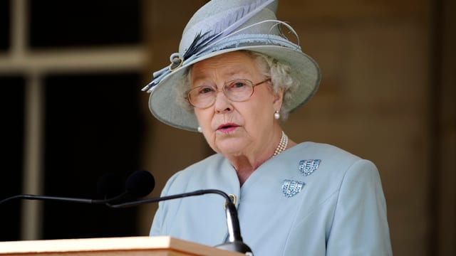 Die Queen mit einem blauen Hut. 
