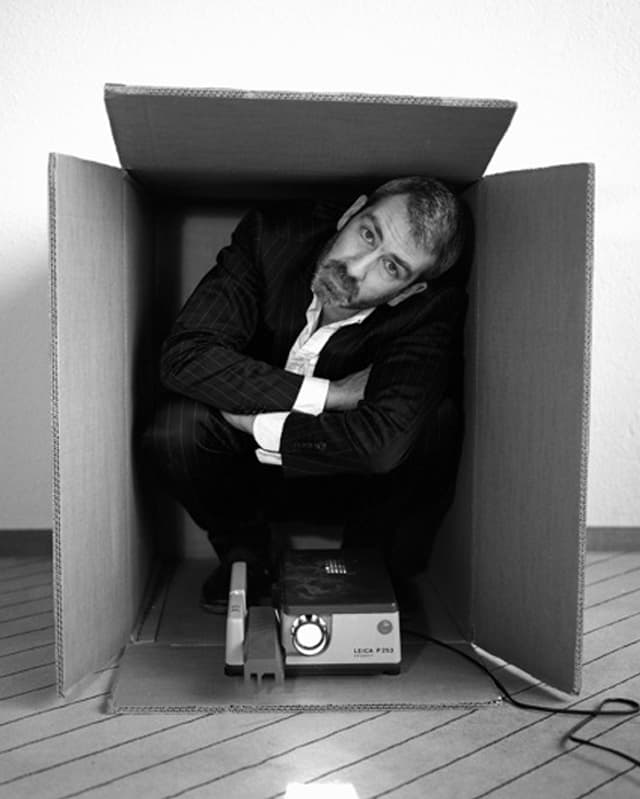 Manuel Stahlberger kauert in einem Karton Manuel Stahlberger kauert in einem Karton