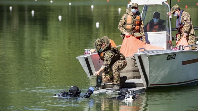 Taucher bergen Handgranaten aus dem Rotsee Taucher bergen Handgranaten aus dem Rotsee