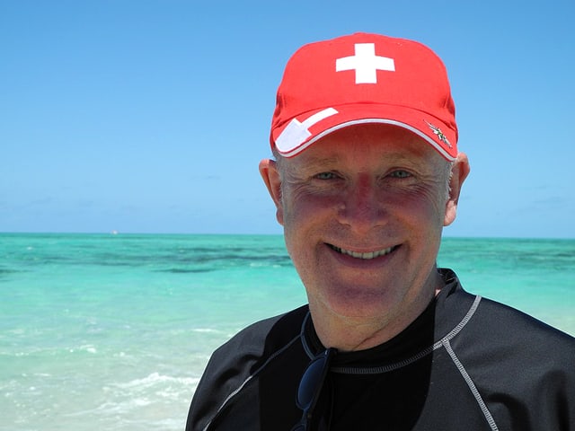 Urs Wälterlin mit Schweizer-Kappe am Meer. Urs Wälterlin mit Schweizer-Kappe am Meer.