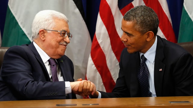 Barack Obama und Mahmud Abbas geben sich die Hand. Barack Obama und Mahmud Abbas geben sich die Hand.