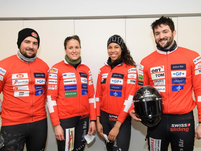 Die Bobfahrer Simon Friedli, Martina Fontanive, Melanie Hasler und Michael Vogt posieren Die Bobfahrer Simon Friedli, Martina Fontanive, Melanie Hasler und Michael Vogt posieren