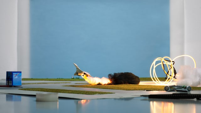 Kunstinstallation: Ein Flugzeug landet am Boden. Kunstinstallation: Ein Flugzeug landet am Boden.