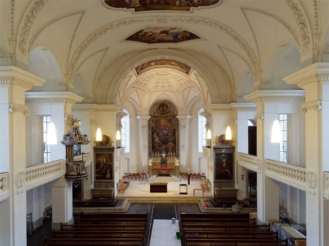 Altarraum in Kirche. Kirchenbänke. Altarraum in Kirche. Kirchenbänke.