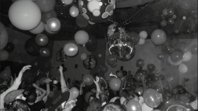 Menschen tanzen in «The Loft». An der Decke hat es Ballons. Menschen tanzen in «The Loft». An der Decke hat es Ballons.