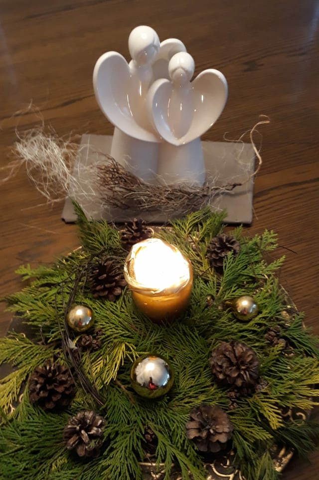 Ein Adventskranz mit zwei Porzellanengel.
